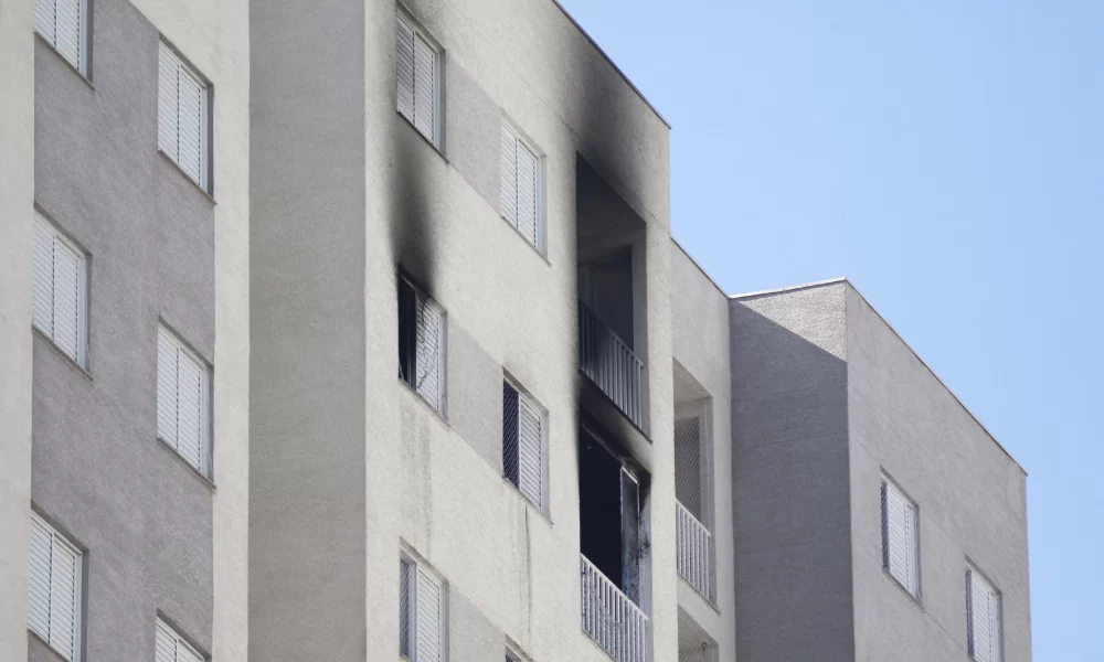 Homem morre ao cair do 11º andar de prédio em Campinas para fugir de incêndio