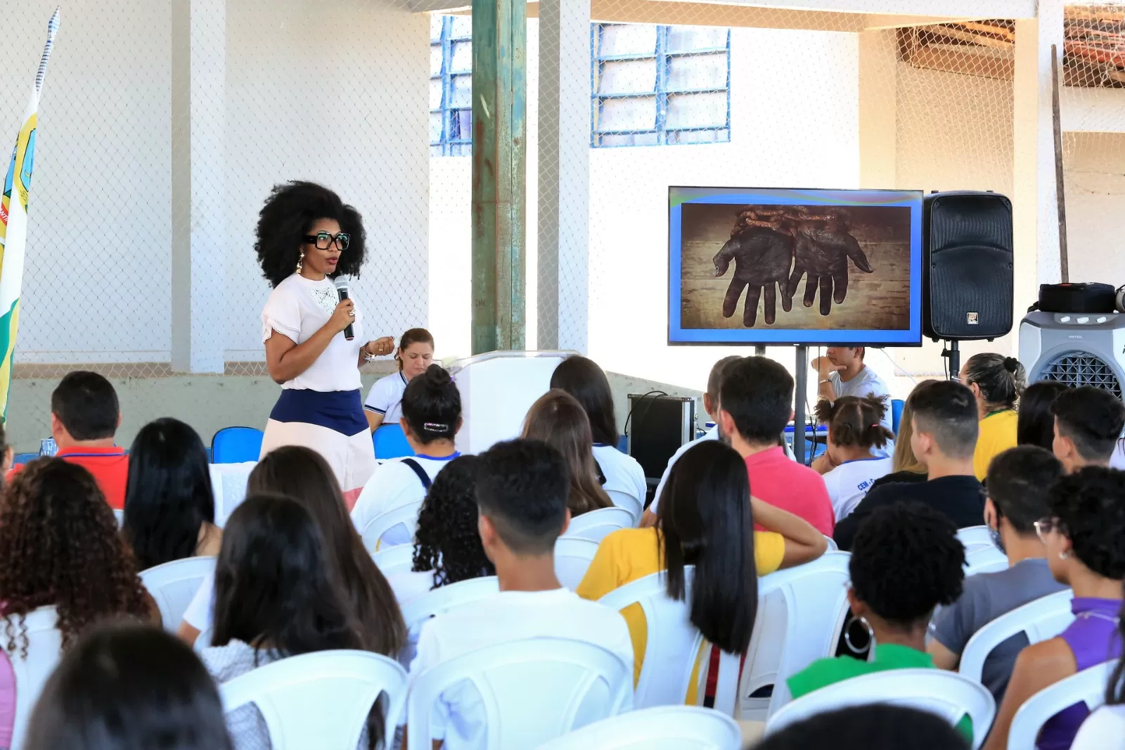 Juíza Renata do Nascimento leva palestra sobre combate ao racismo ao Centro de Ensino Médio José Alves de Assis, em Paraíso do Tocantins