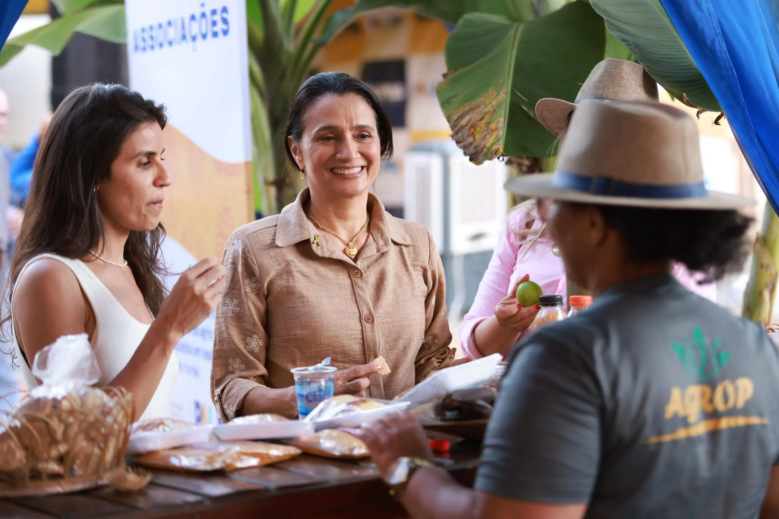Secretária de Ação Social visita estande de produtos da agricultura familiar na Agrotins | Prefeitura Municipal de Palmas